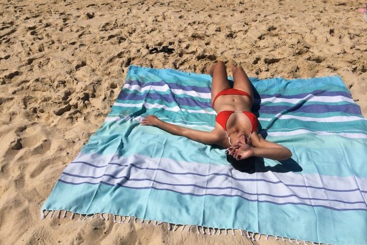 roupa de praia-acessórios-cobertor-sol-férias-dicas-biquíni