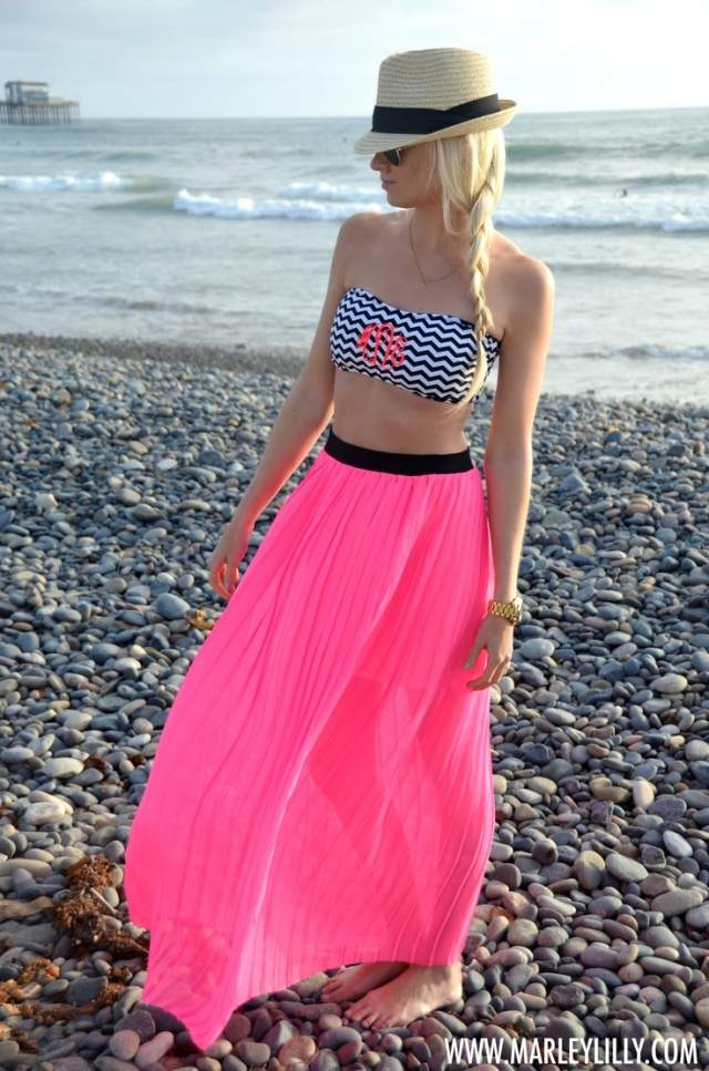 roupa de praia-maxi-saia-rosa-claro-bandeau-top-preto-branco