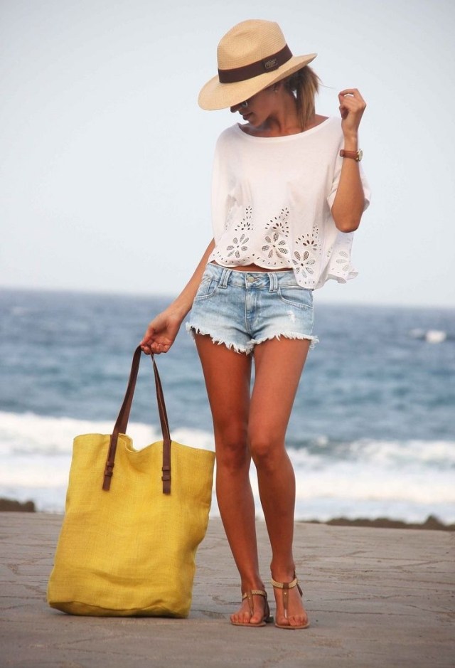 beach-outfit-idea-jeans-shorts-white-top-top-chapéu de praia