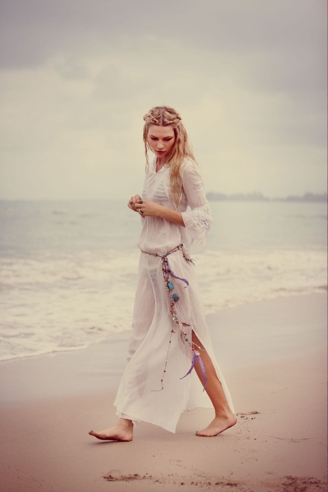 boho-chic-beach-fashion-white-dress-cinto-perola-penas