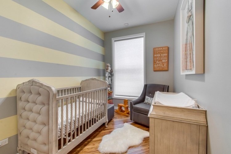 parede-listras-quarto de criança-pastel-amarelo-cinza-horizontal-espaço estreito