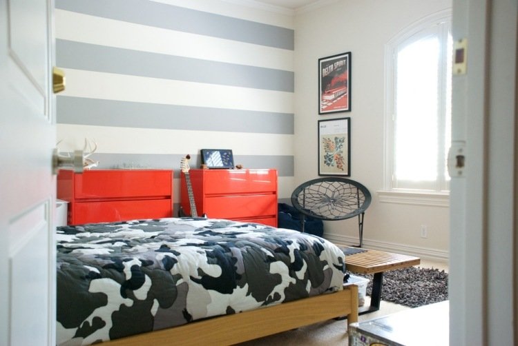 parede-listras-quarto-menino-horizontal-cinza-branco-vermelho-cômodas