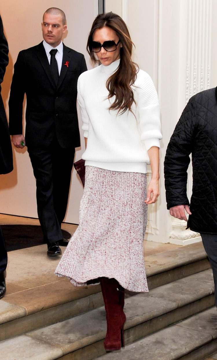 saia longa de malha com suéter branco XXL e botas de veludo vermelho Victoria Beckham