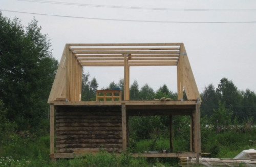 Installation af de nedre spær på loftet