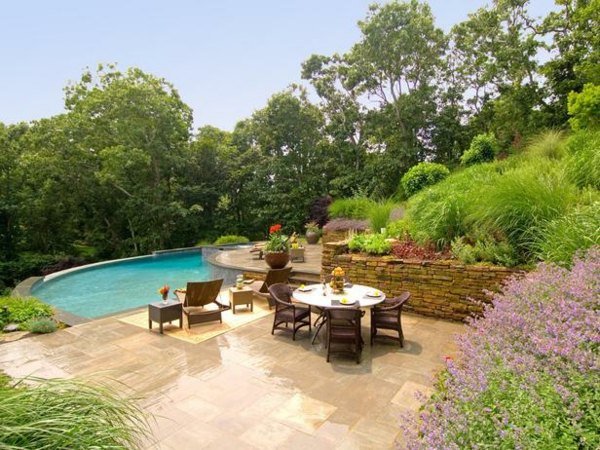 Design de terraço com piscina e jardim