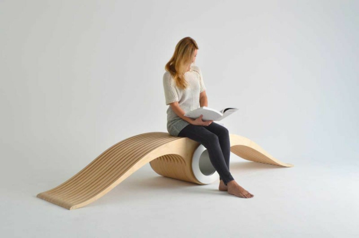 posição sentada lendo livro cadeira design exocet