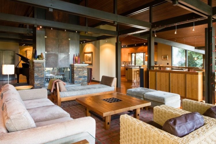 grande casa dos sonhos com elementos decorativos e pilares de sustentação em estilo industrial