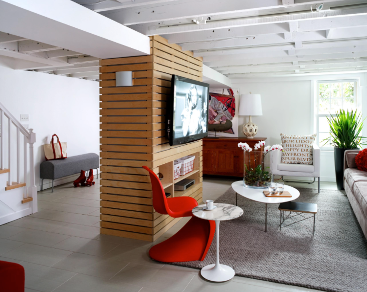 Use uma coluna revestida de madeira na sala de estar como base para uma televisão