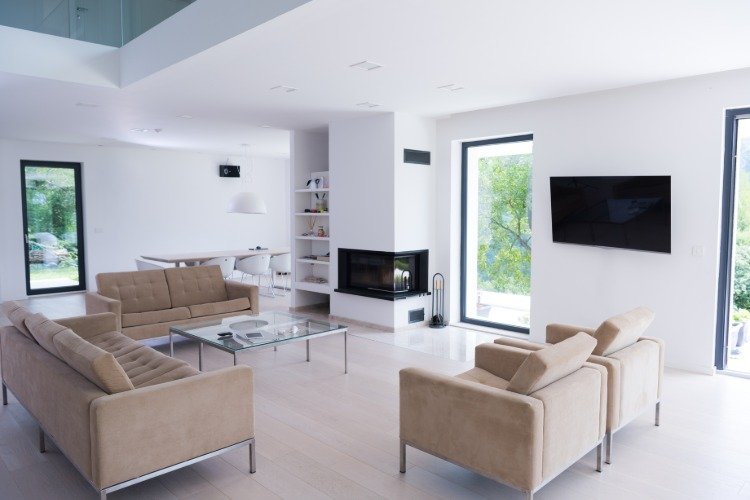 design minimalista em quarto luxuoso com lareira moderna e coluna em branco