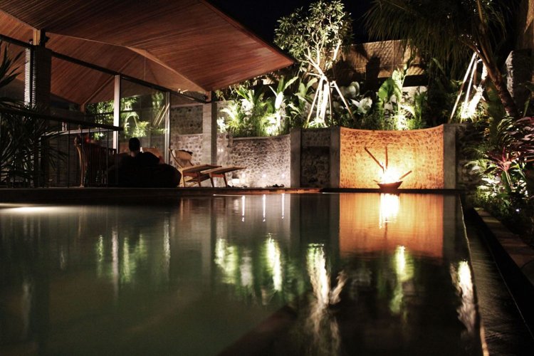 Piscina infinita-bali-casa-lareira-pátio-iluminação