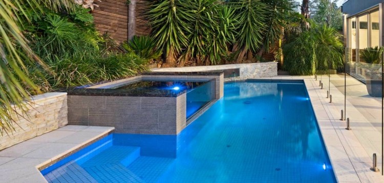 piscina-design-corrimão-vidro-hidromassagem-ladrilho-pedra