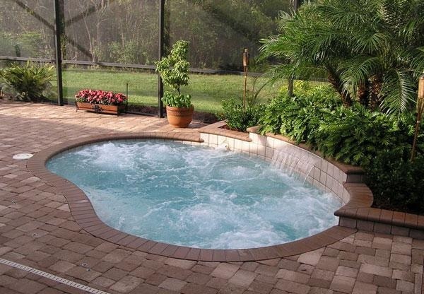 design pequeno exterior exuberante plantio de paralelepípedos relaxamento
