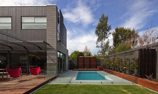 projeto da casa detalhes vermelhos piscina retangular calma relaxar