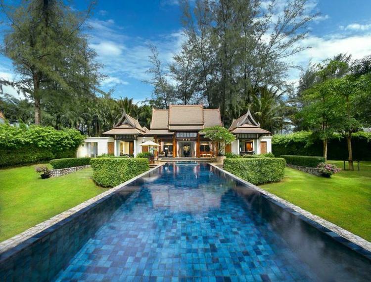 piscina no jardim verde