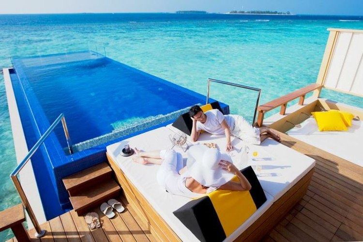 Piscina na ilha cabana com área para banho de sol na varanda