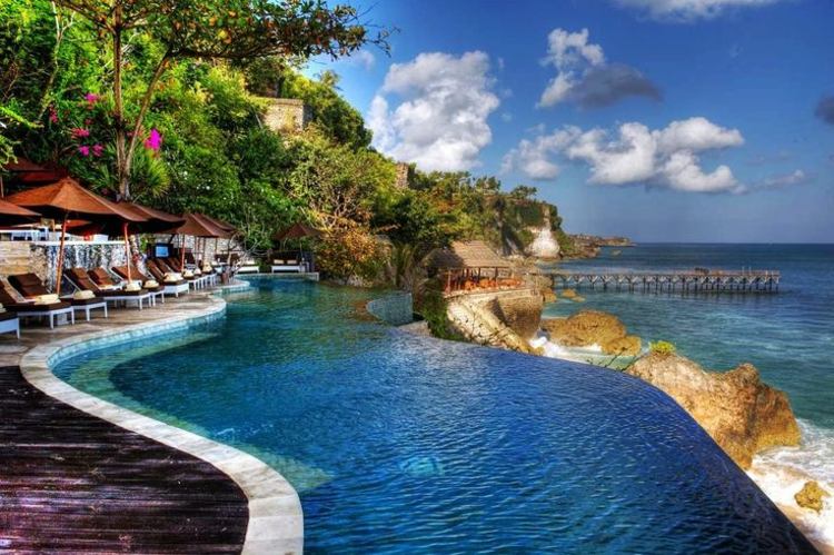 piscina de ponta aberta com água caindo sobre pedras