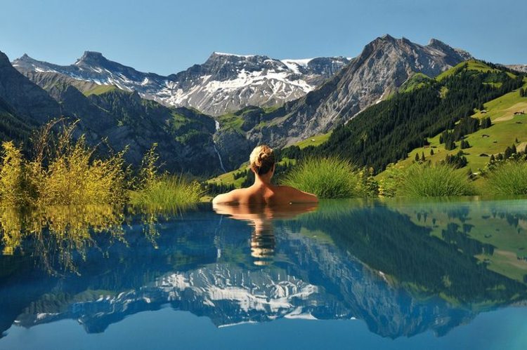 piscina de ponta aberta com vista de montanhas