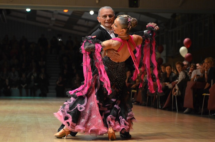 Aprenda a dançar-seniores-dançar-torneio-fantasia-latino-americana
