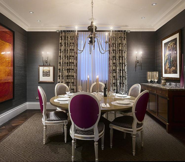 papel de parede sala de jantar cinza escuro roxo branco cadeiras cortinas cômoda
