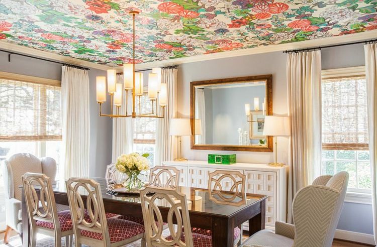 papel de parede sala de jantar flores coloridas teto design lustre lareira