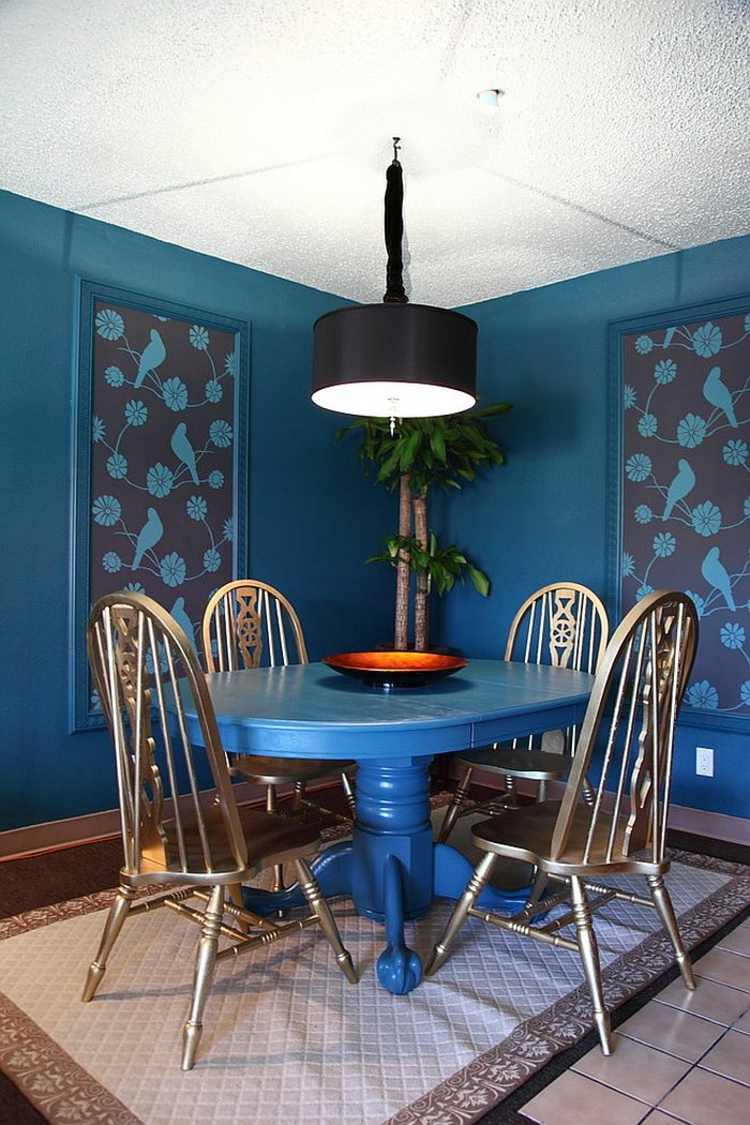 papel de parede na sala de jantar porta-retrato detalhes móveis em azul