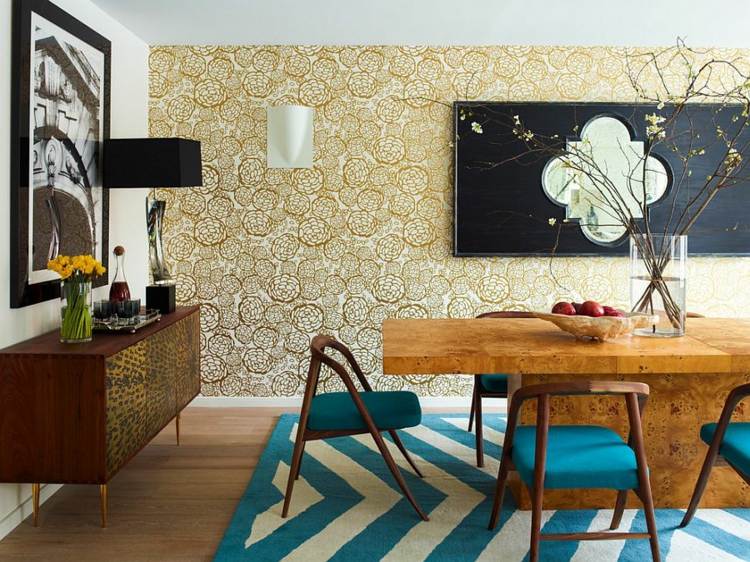 papel de parede sala de jantar padrão de flores dourado aparador azul têxtil mesa de madeira