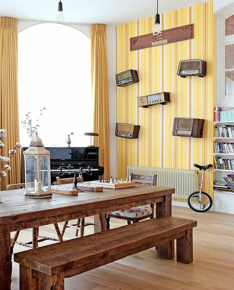 papel de parede sala de jantar listras amarelas móveis banco de madeira rádio retro deco