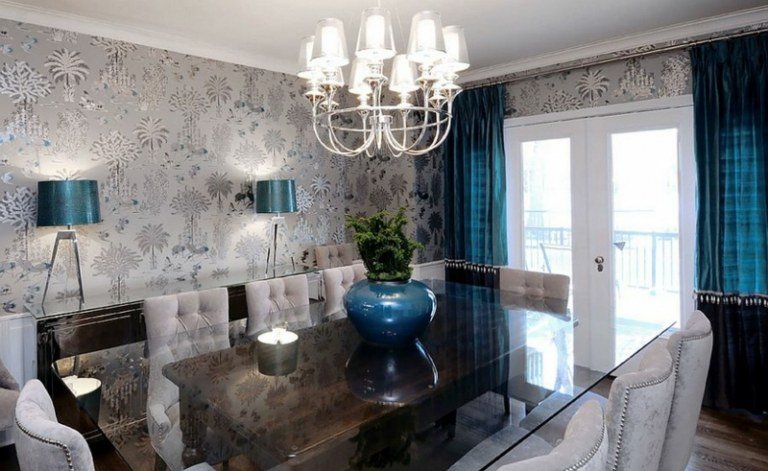 papel de parede sala de jantar prata design azul acentos abajur vaso de flores