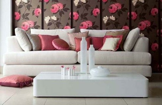 Almofada rosa com papel de parede floral na sala de estar