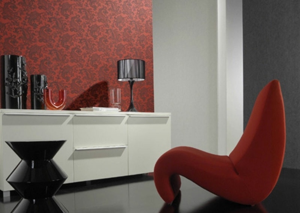 sala de estar com papel de parede vermelho