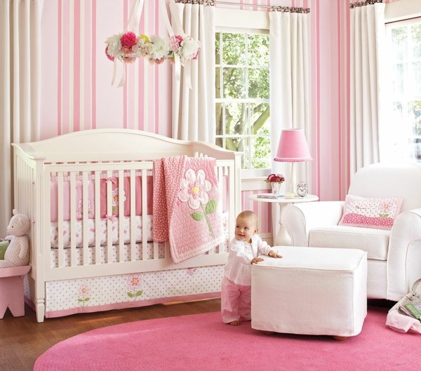 papel de parede de listras cor de rosa quarto do bebê
