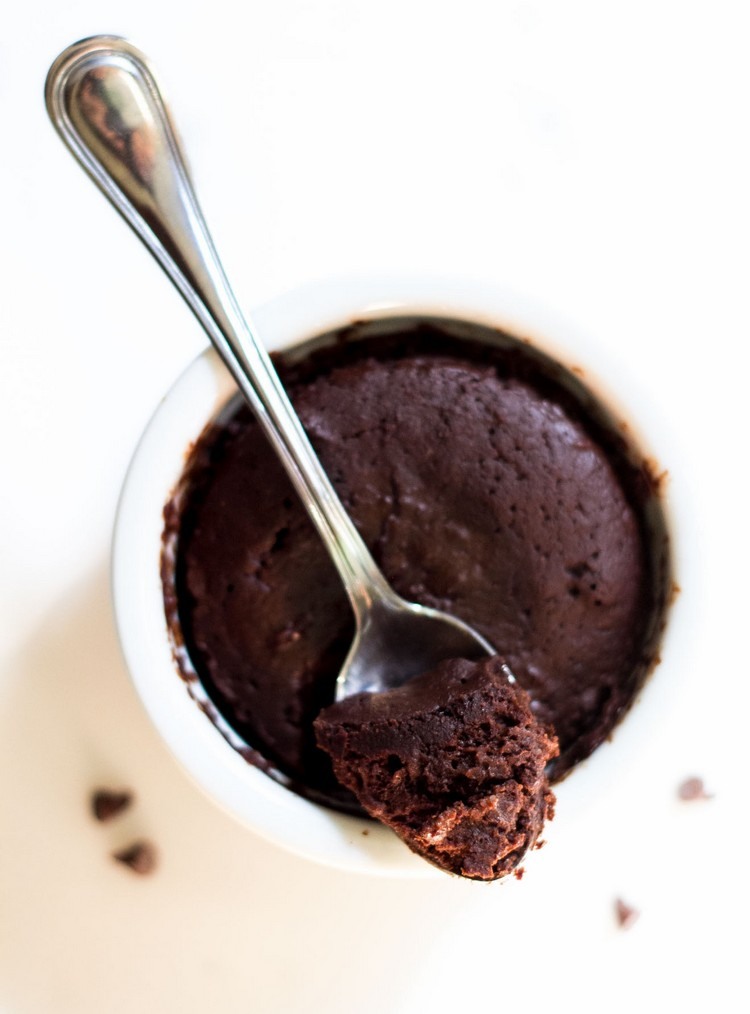 Bolo de caneca de chocolate do microondas receita simples com poucos ingredientes