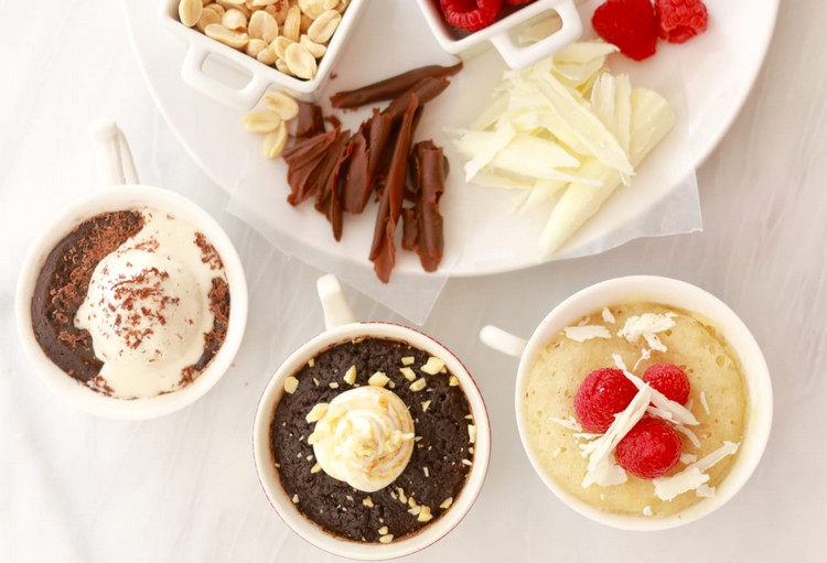 Cup cake-microondas-chocolate-baunilha-framboesas-creme-nozes