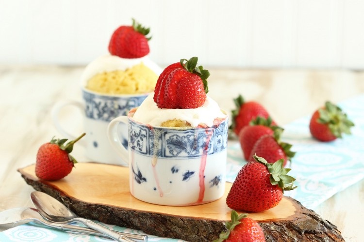 Cup cake-micro-ondas-baunilha-morango-creme-receita-cup cake