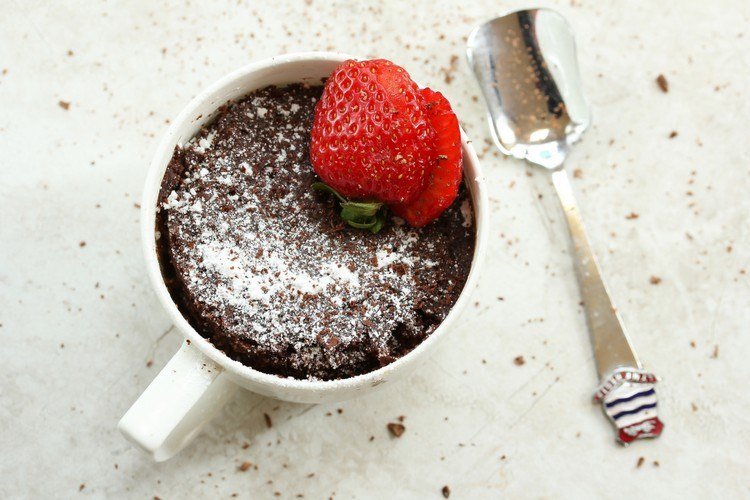 Bolo de café de microondas com chocolate sem ovo e morango com decoração de açúcar em pó