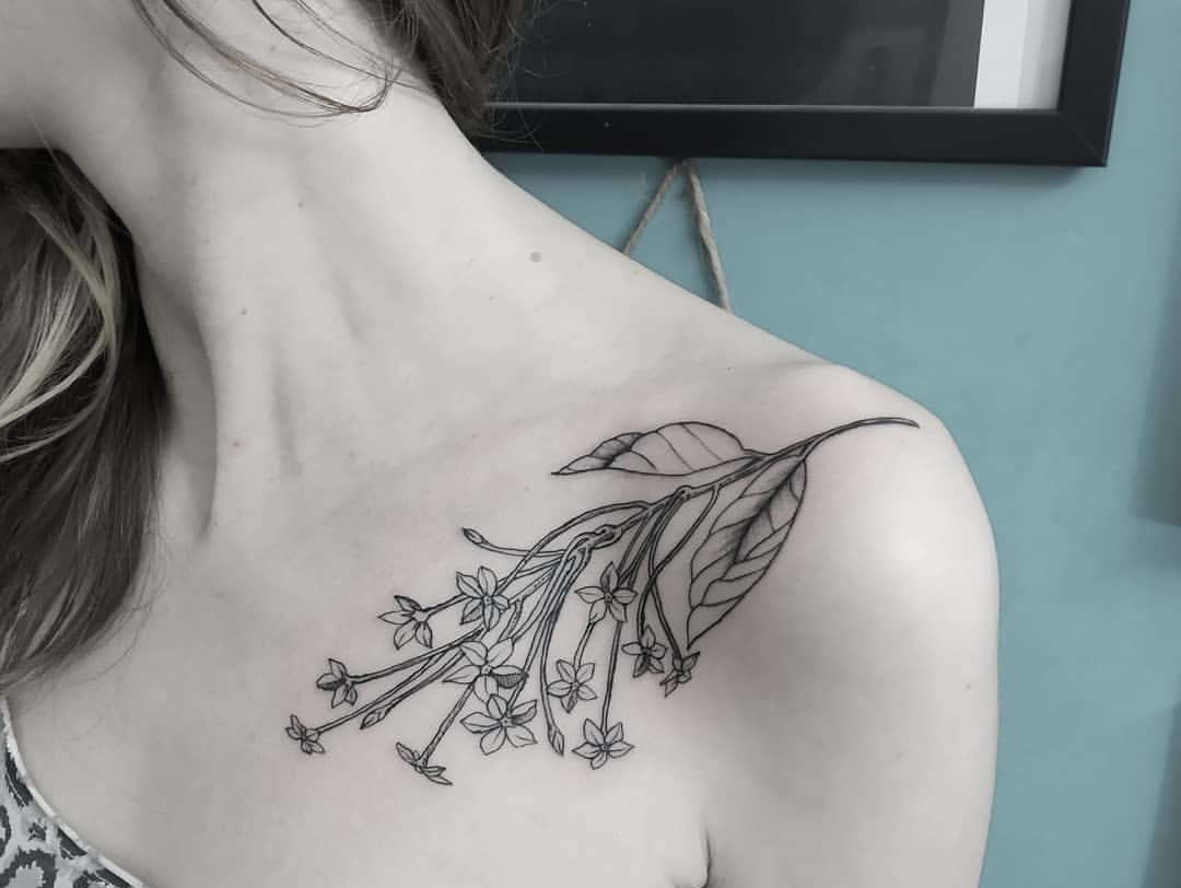 Tendências de tatuagem mulheres flores desenho de tatuagem em dor no ombro