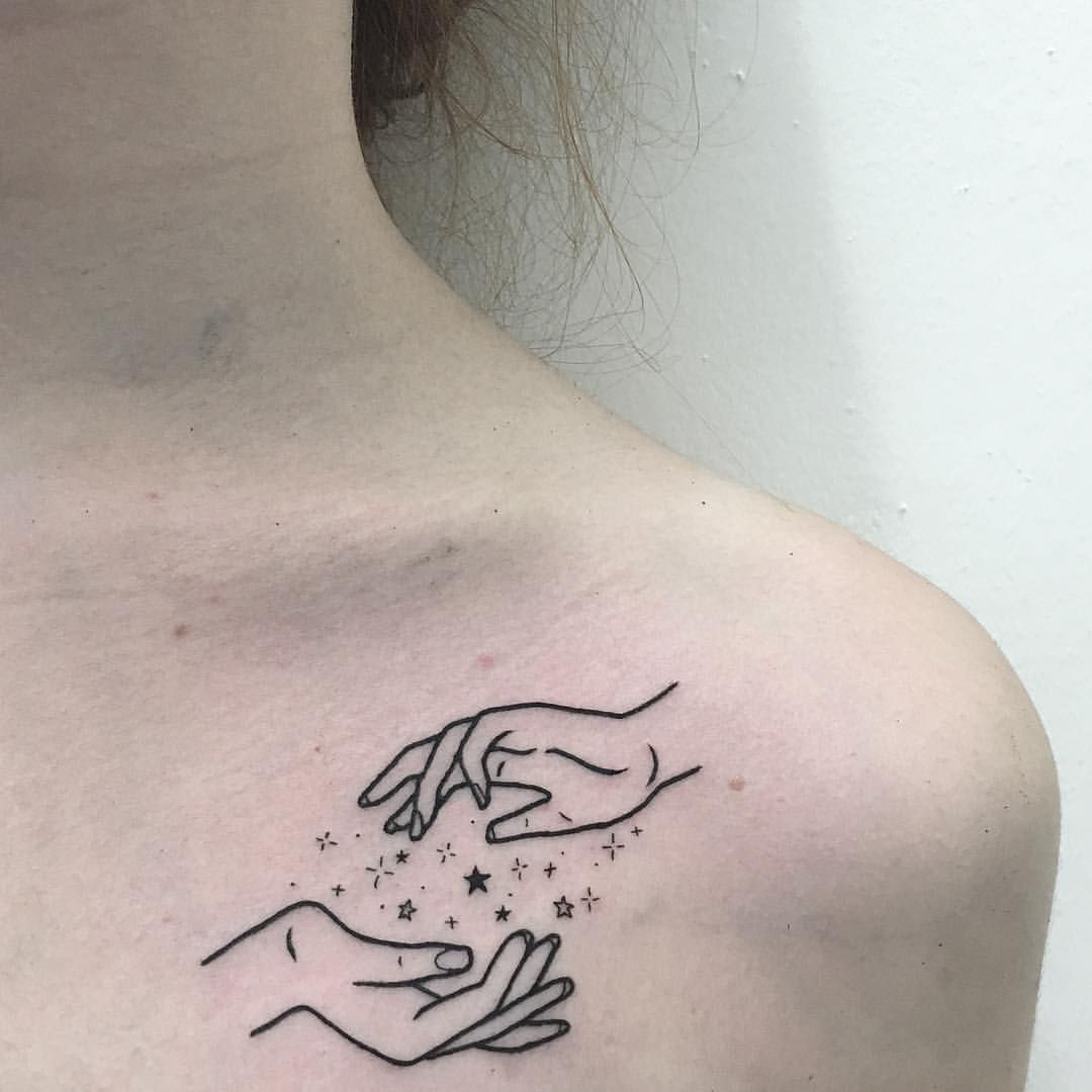Tatuagem na clavícula, mulheres pequenas, mãos, estrelas, desenho, tatuagem