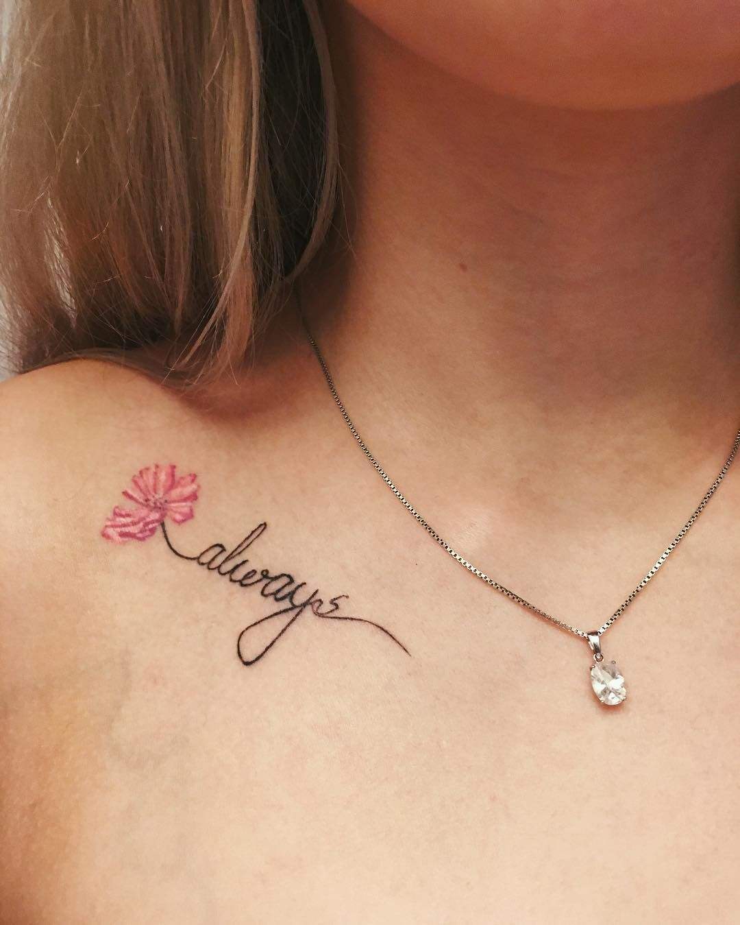 Letras pequenas de tatuagem de clavícula com mulheres com design de tatuagem de flor