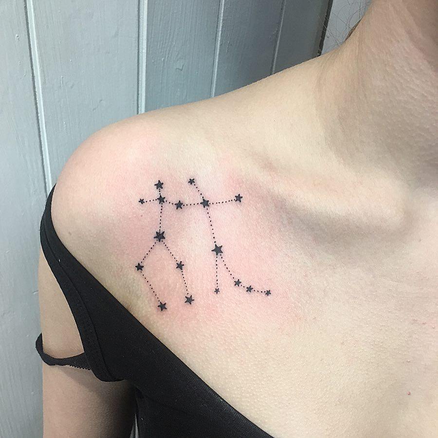 pequenas tatuagens para mulheres tatuagem desenho signo do zodíaco Gêmeos