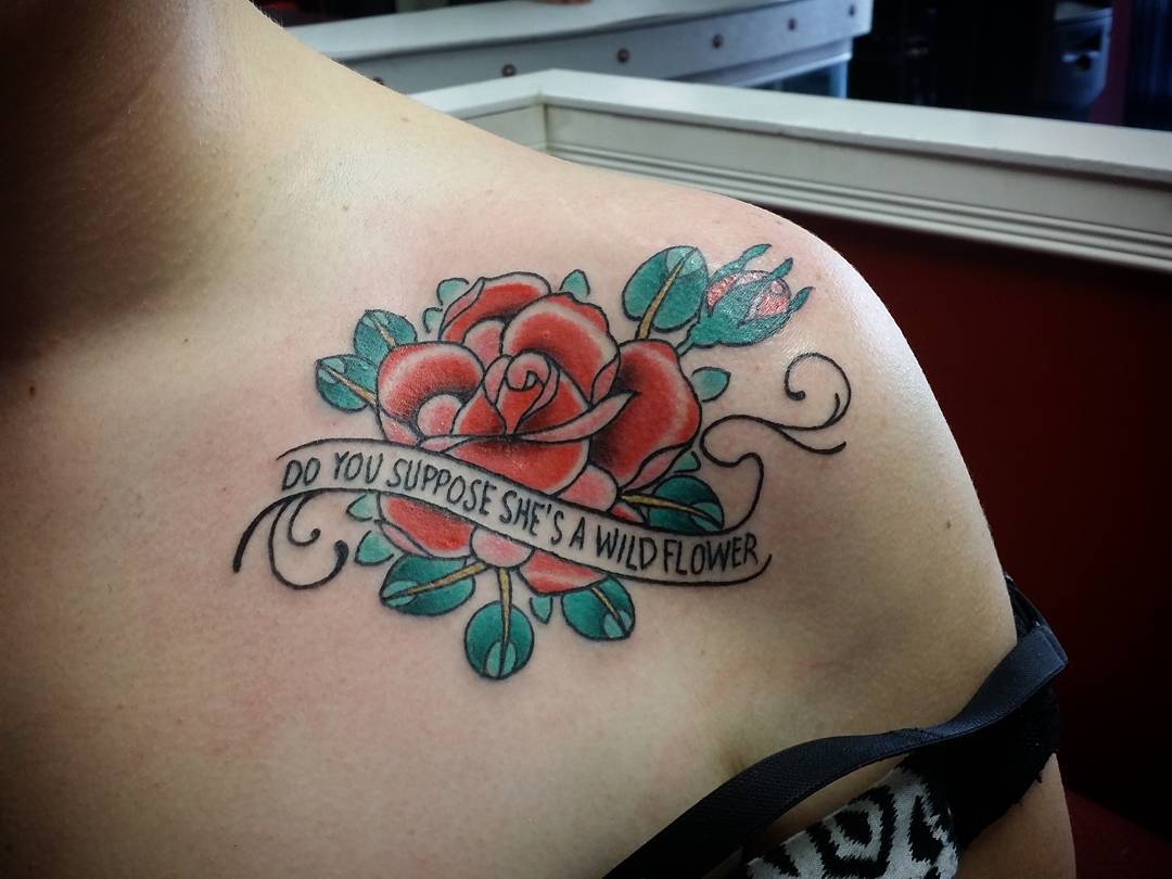 Flores com letras de mulheres com idéias de design de tatuagem