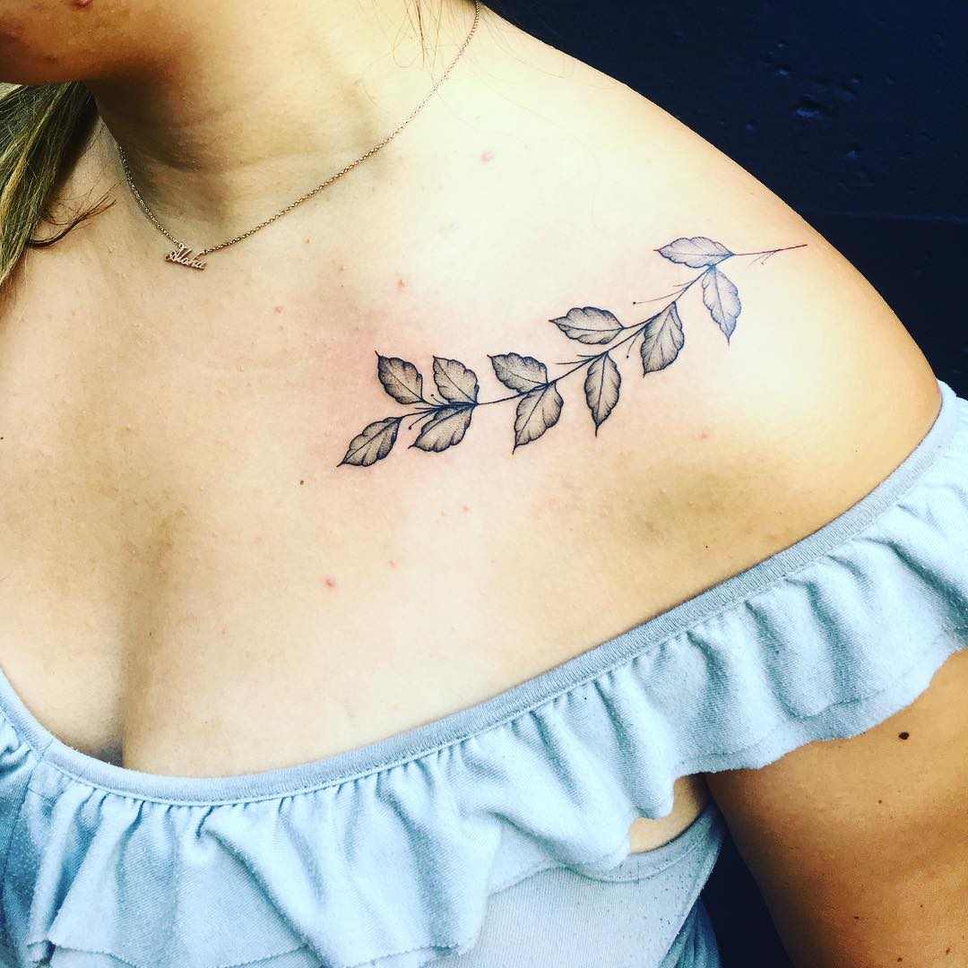 Gavinhas de flores tatuagem idéias de design de clavícula tatuagem mulheres pequenas