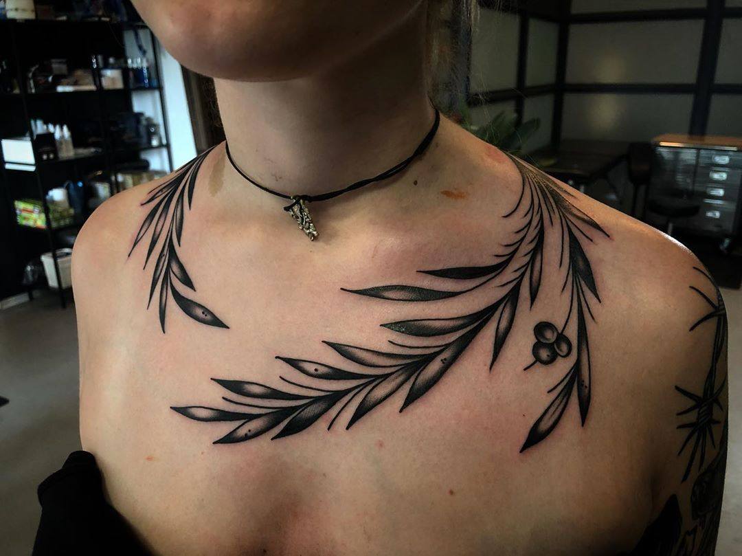Desenho de tatuagem de gavinhas de flores, mulheres, dor de tatuagem no pescoço