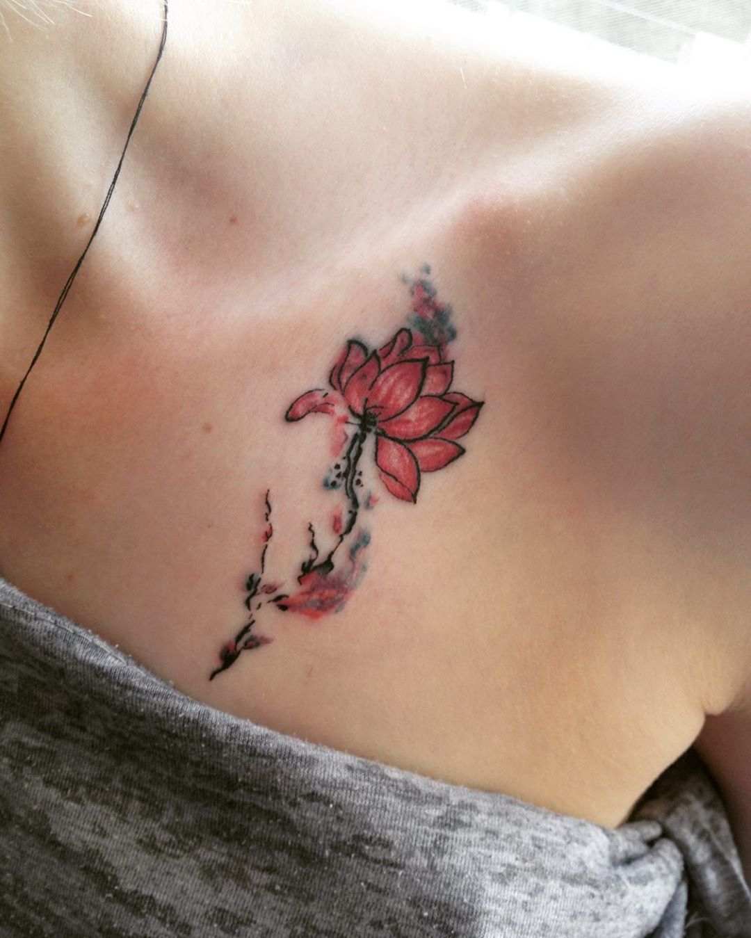 Flor de lótus mandala clavícula tatuagem design de tatuagem de mulheres pequenas
