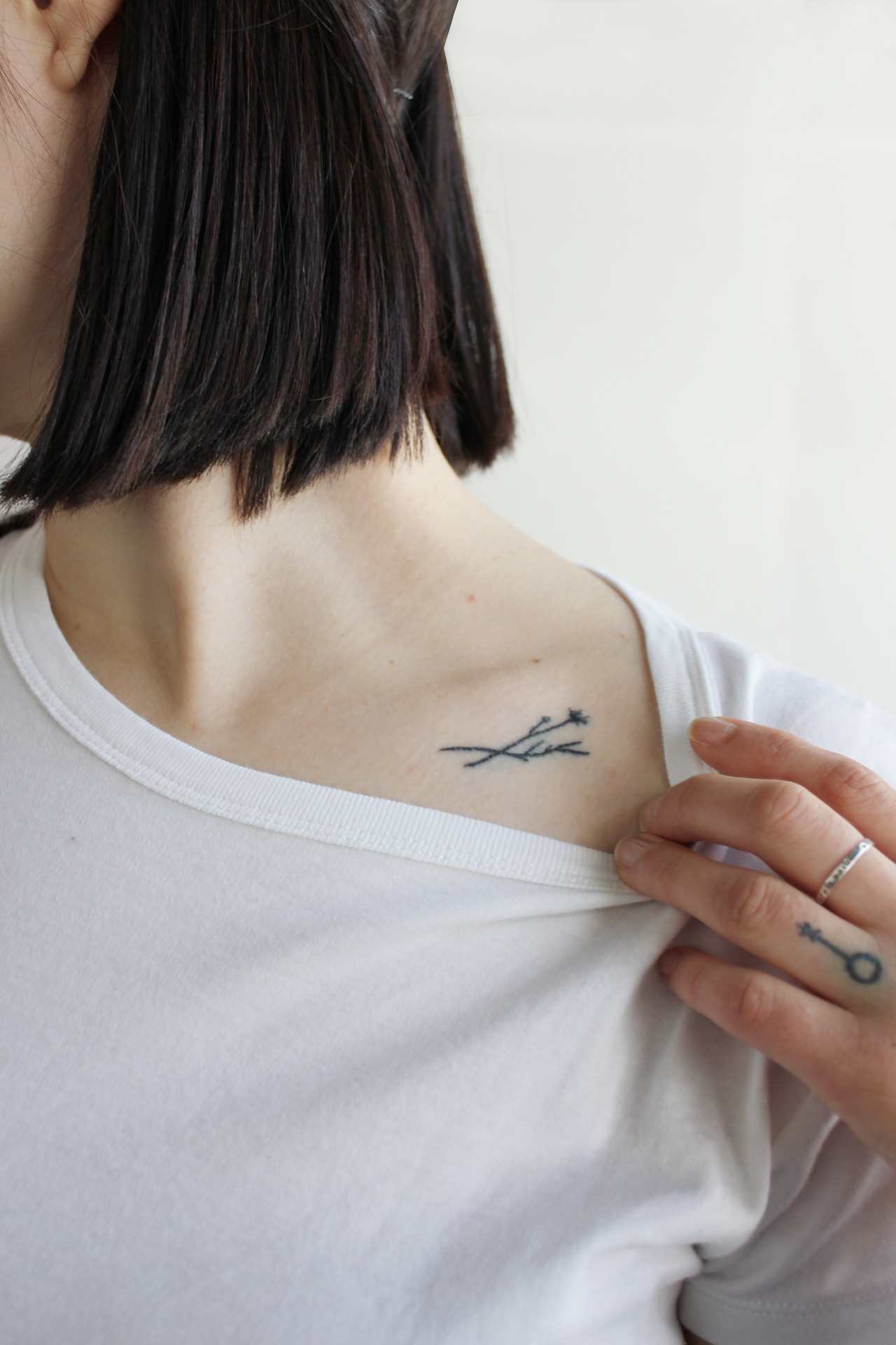 pequenas ideias de design de tatuagem para mulheres com tatuagem no verão