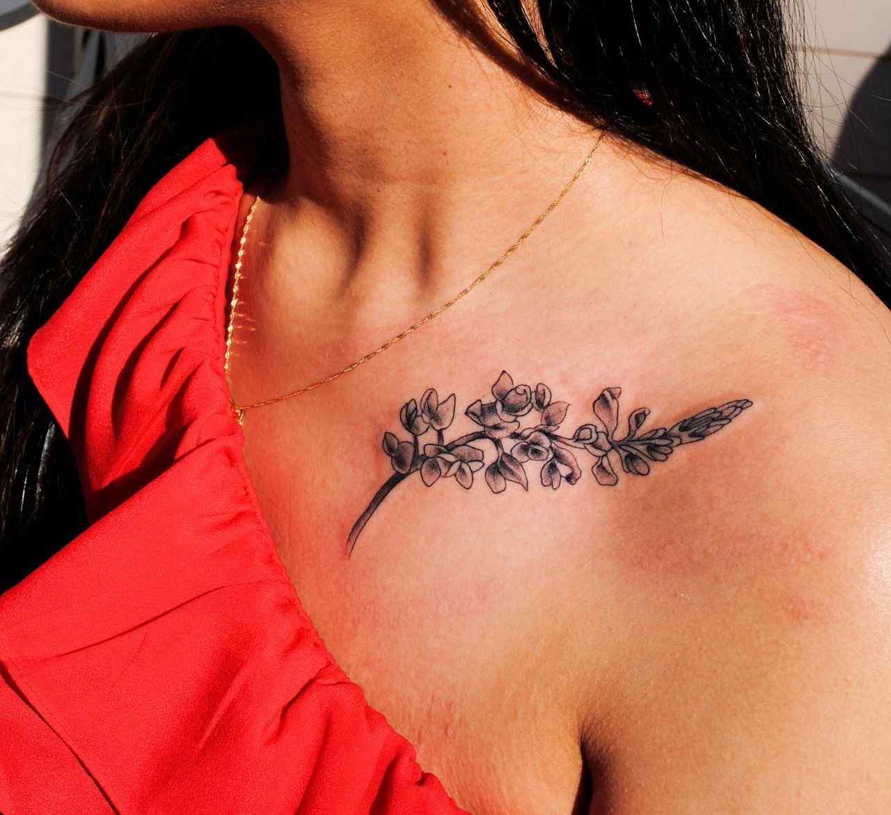 Tatuagem de flores significando clavícula de tatuagem idéias de design de tatuagem de mulheres pequenas