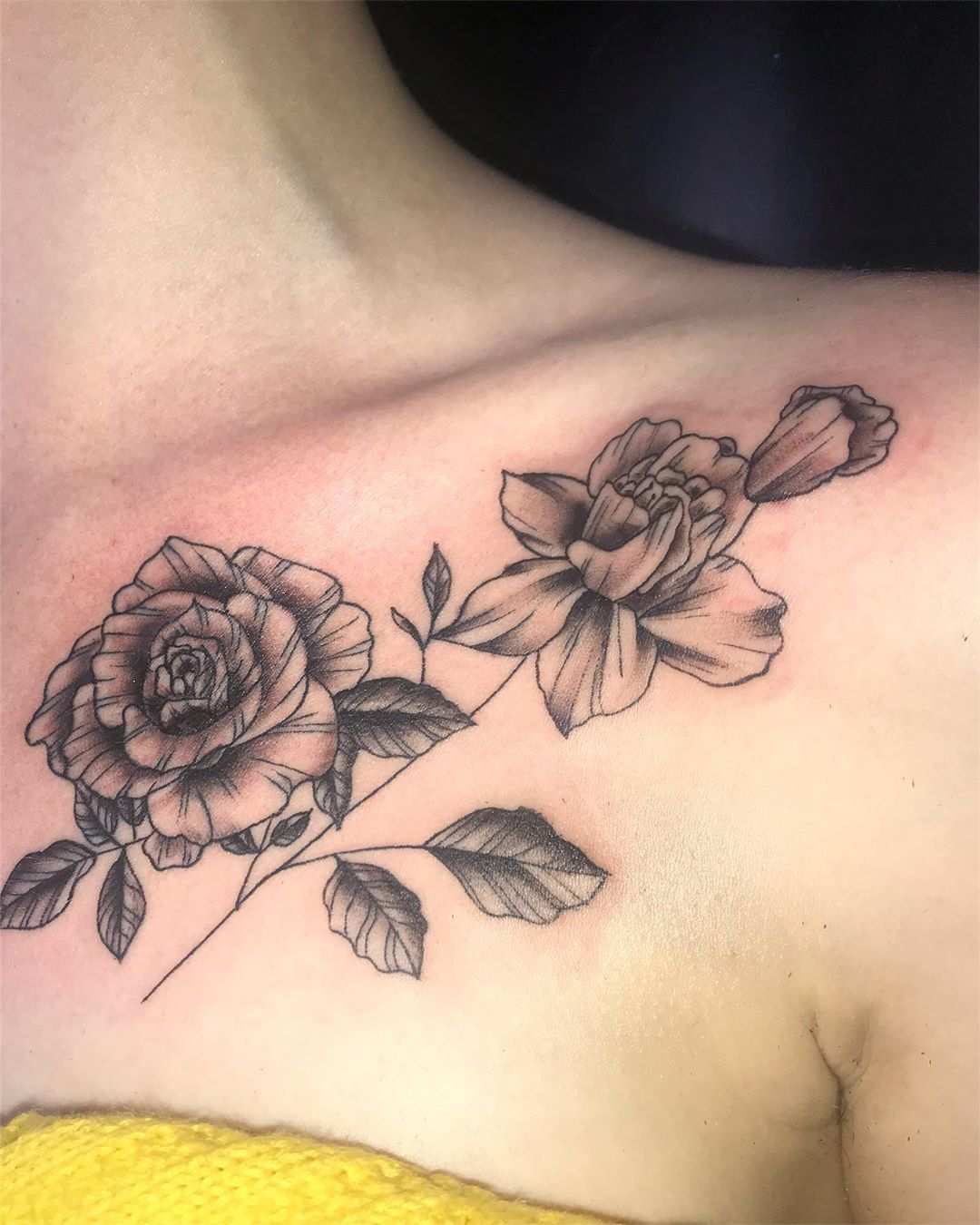 Ideias de tatuagem de flor no ombro grande para mulheres