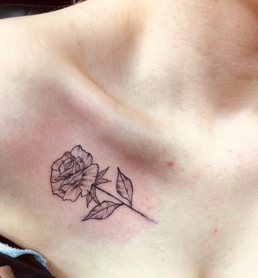 Tatuagem de clavícula rosa pequenas ideias mulheres tatuagem design