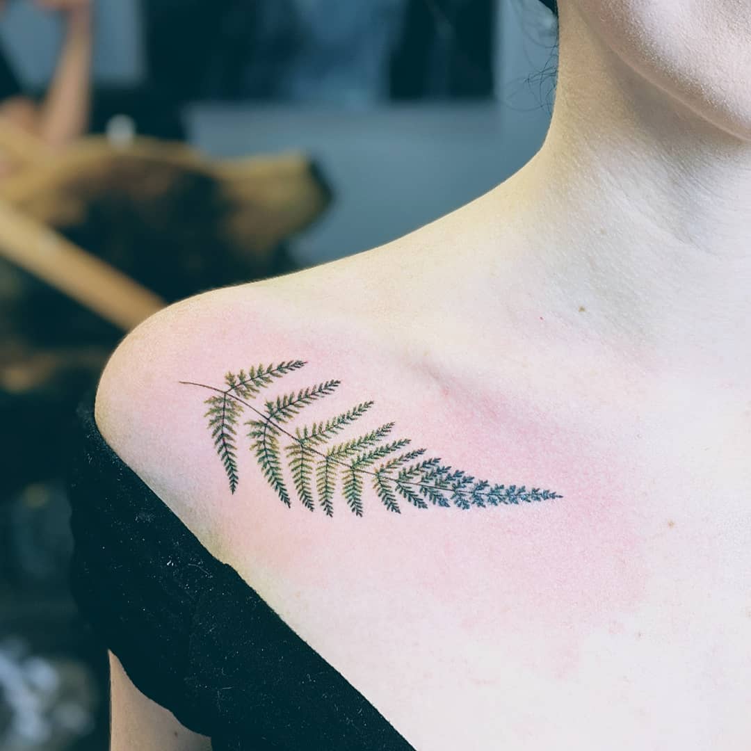 Tatuagem na clavícula para mulheres tendências de design de tatuagem de dor