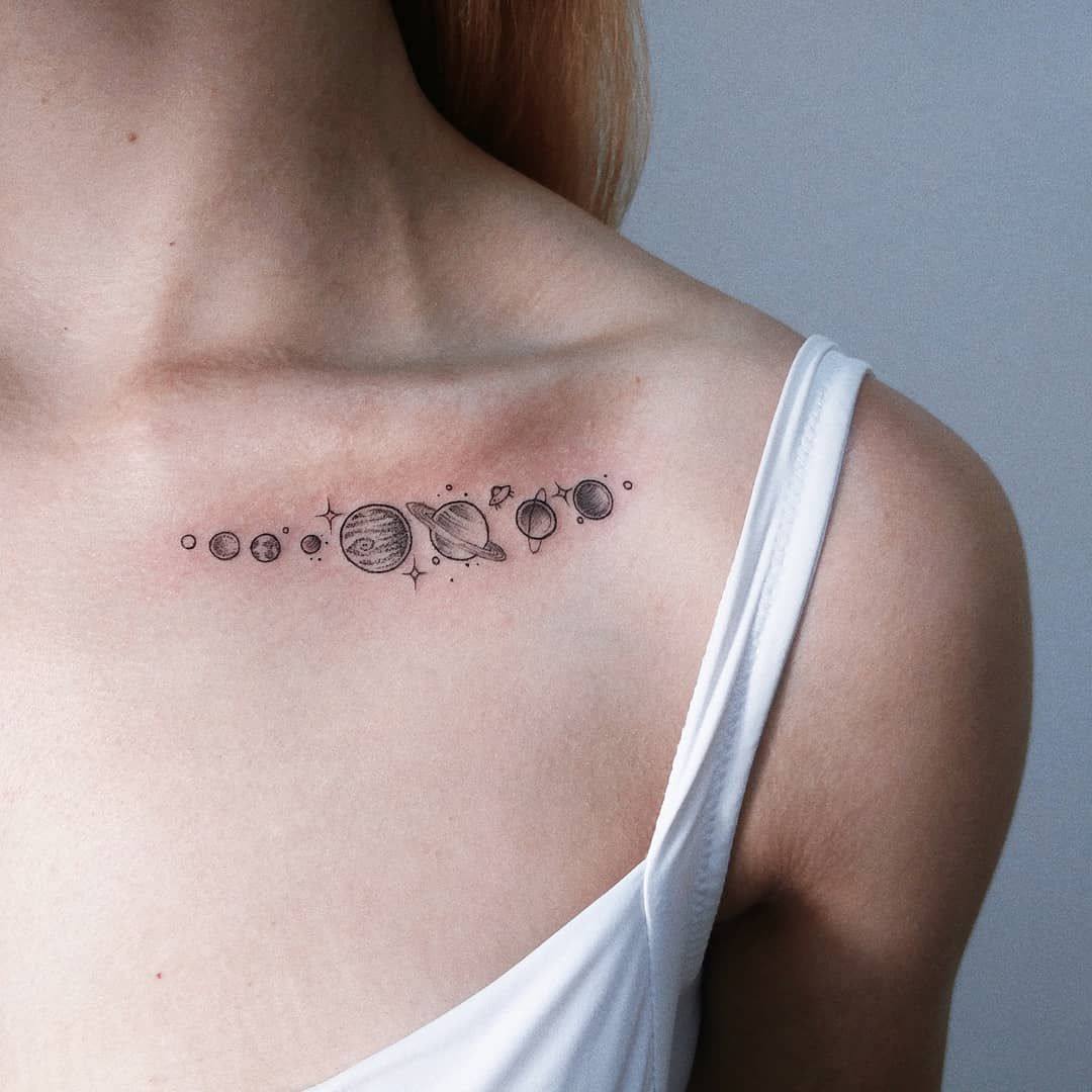 Clavícula tatuagem ideias tatuagem desenho planetas tatuagem motivo