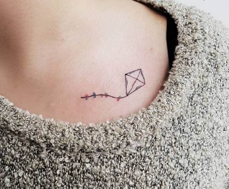 Clavícula tatuagem pequenas idéias de design de tatuagem de dragão mulheres com motivos de tatuagem